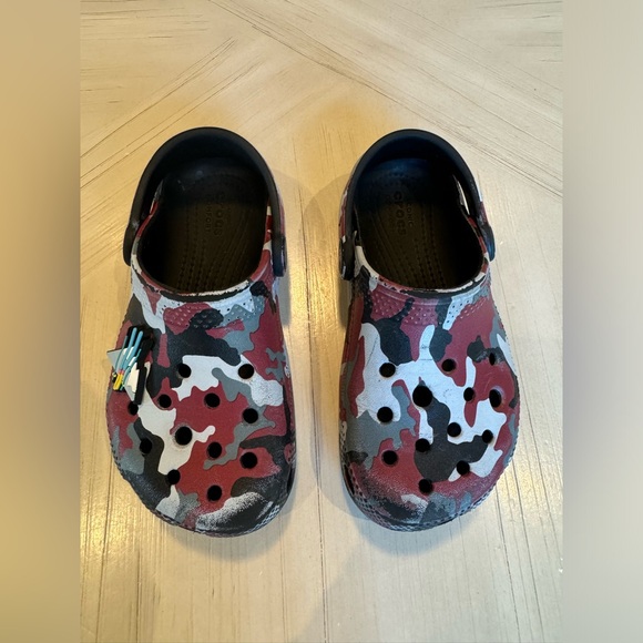 Crocs Unisex-Child Classic Red/Black/Grey/White Camo Clog - Size C10 - Picture 6 of 16